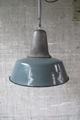 Originele oude Emaillen fabriek hanglampen Industrieel jaren 60