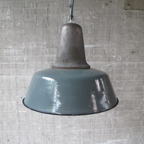 Originele oude Emaillen fabriek hanglampen Industrieel jaren 60