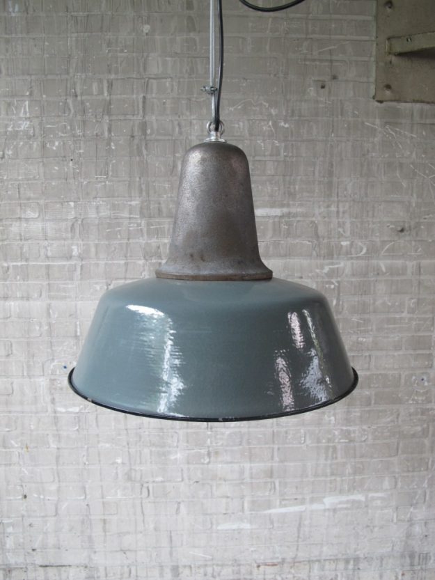 Originele oude Emaillen fabriek hanglampen Industrieel jaren 60