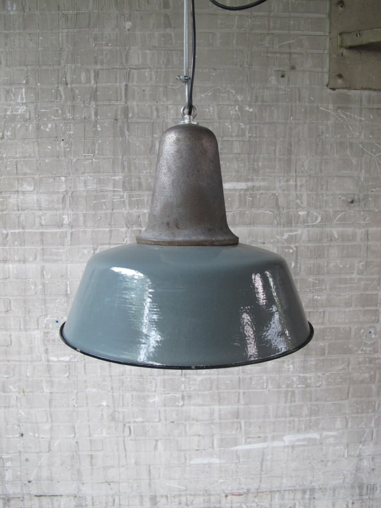 Originele oude Emaillen fabriek hanglampen Industrieel uit de 60 - Tweedehands bij Tussen Cor & Kitsch
