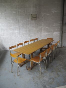 Lange brocante Tubax Schagen tafel met 12 Tubax stoelen jaren 60