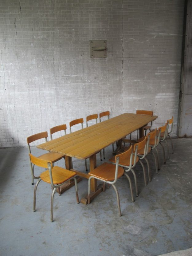 Lange brocante Tubax Schagen tafel met 12 Tubax stoelen jaren 60