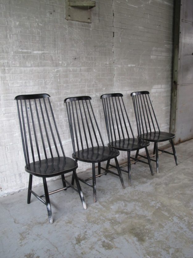 Vier Tapiovaara zwart gelakte spijlen stoelen jaren 60
