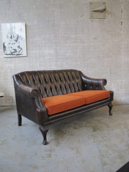 lederen Chesterfield Chippendale bank