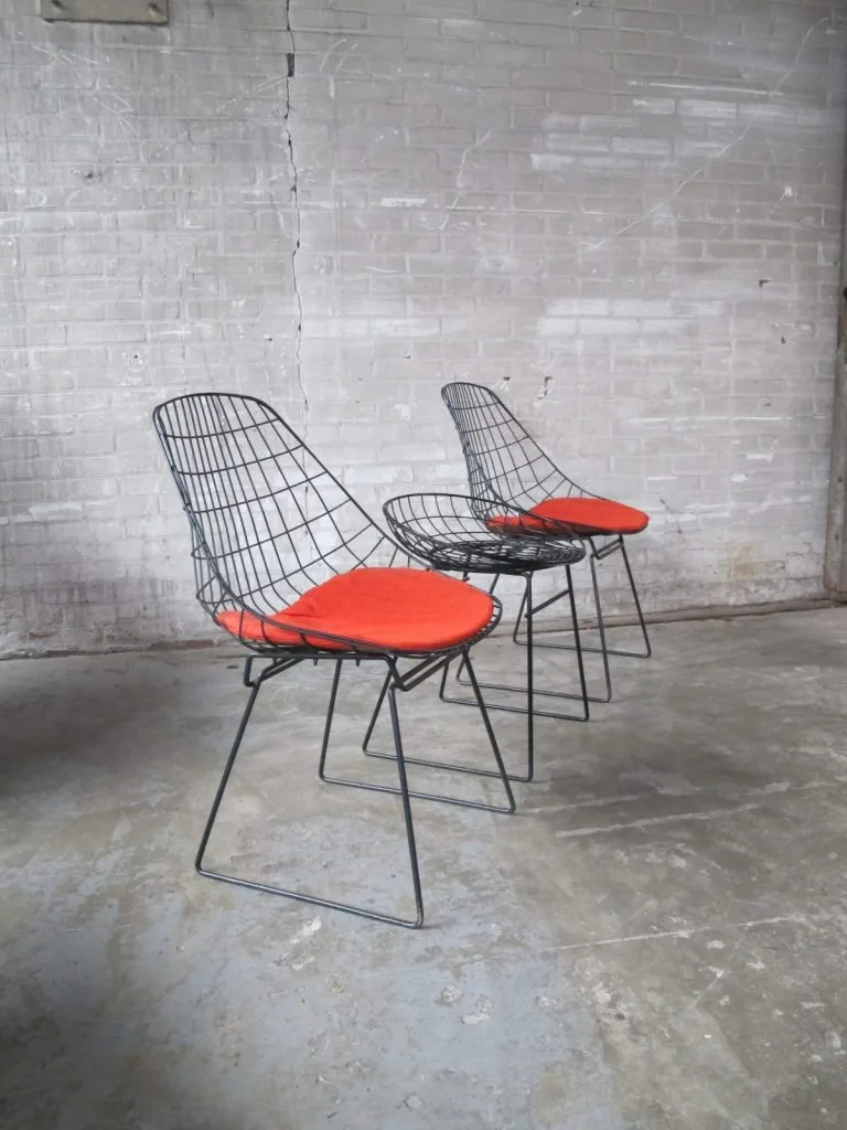 Twee SM05 Pastoe draadstoelen plus KM05 draadkruk van Cees
