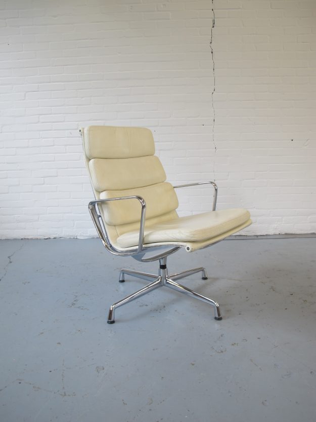 Lounge Chair van Charles and Ray Eames vitra vintage