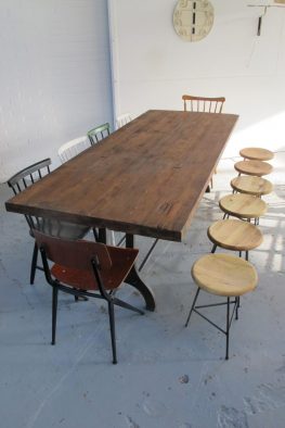 Industriële metalen massief houten tafel vintage midsentury