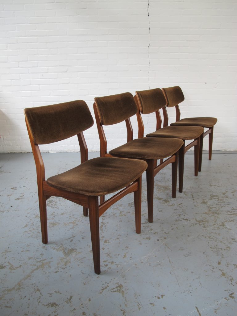 bon constante breken Stoel vier Louis van Teeffelen Pastoe stijl stoelen uit de jaren 60 -  Tweedehands Kopen bij Tussen Cor & Kitsch
