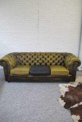 Originele Engelse Chesterfield banken en fauteuils vintage midcentury