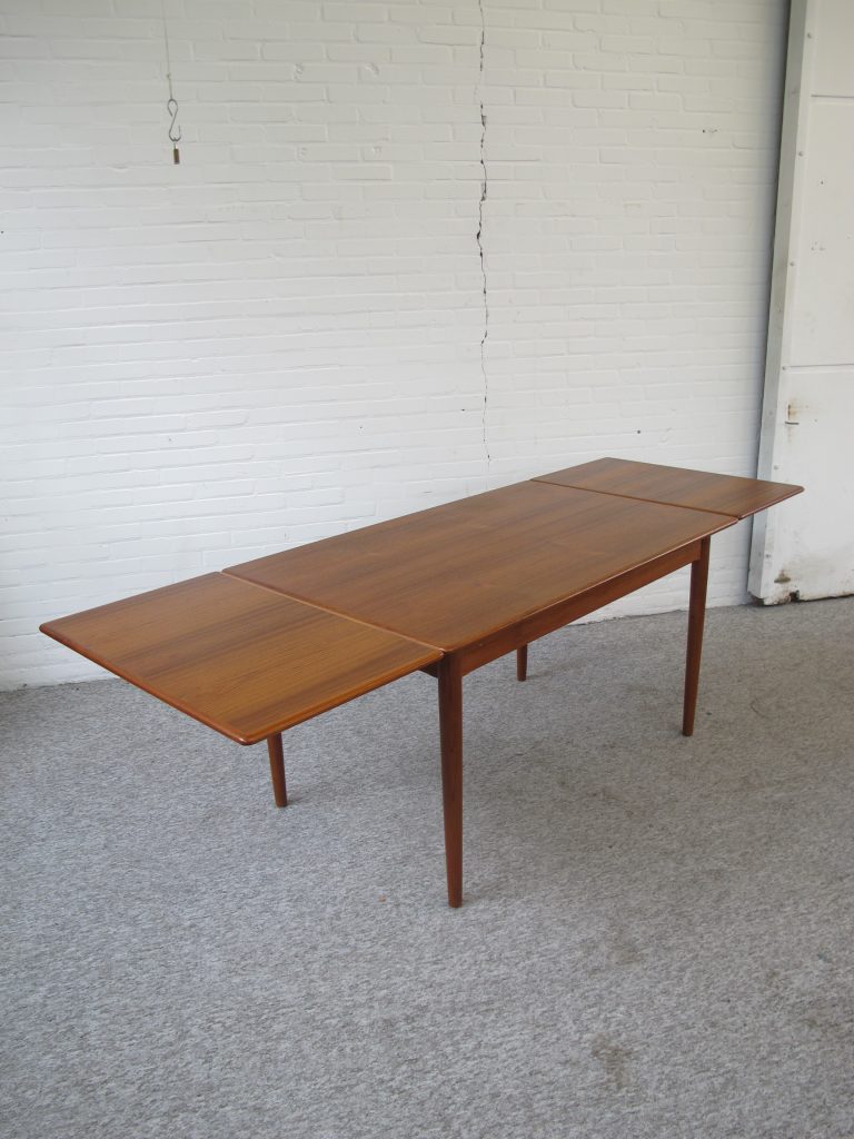 Tafel Deense Niels Otto Møller Teakhouten tafel uit de jaren 60