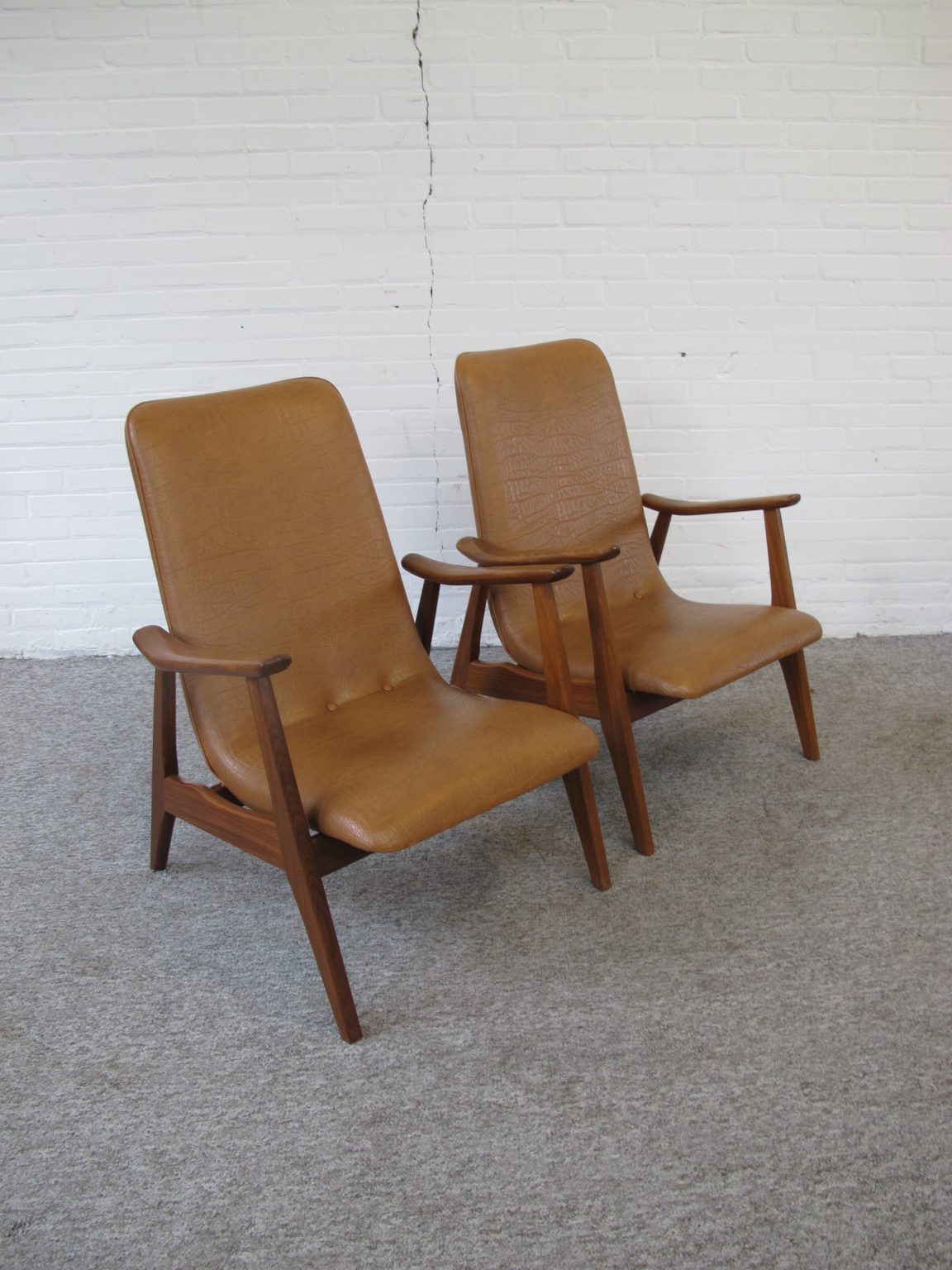 Fauteuil twee Louis van Teeffelen Wébé lounge chairs jaren 60