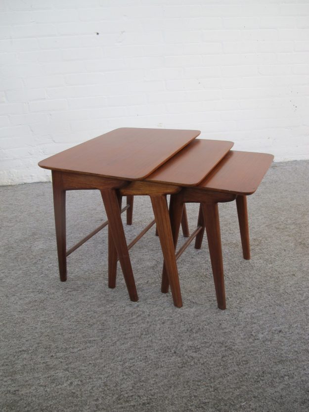 Bijzettafeltjes miniset Louis van Teeffelen nesting tables vintage midcentury