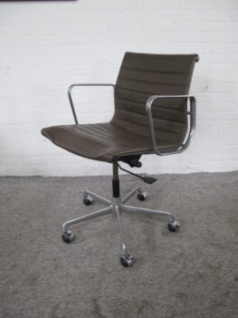 bureaustoel Office chair Eames EA117 from IFC Italy vintage midcentury